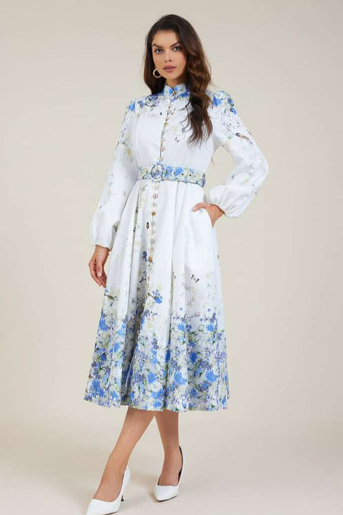 Amelia – Elegancia atemporal en floral azul con cuello alto